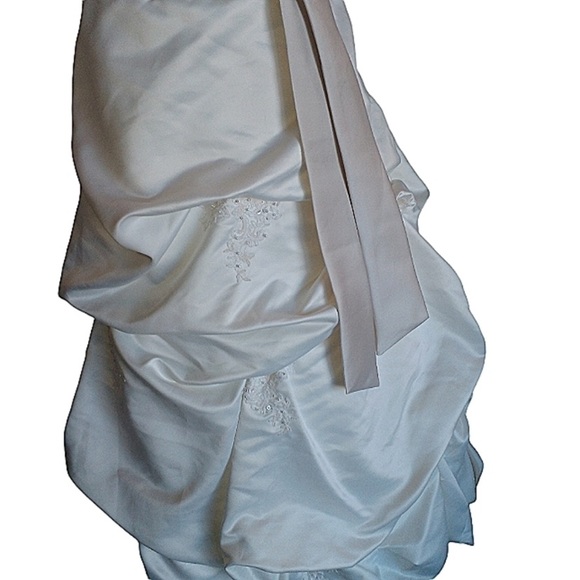 size 12. Stunning and elegant. A fit that perfects that hourglass shape! - Picture 9 of 11